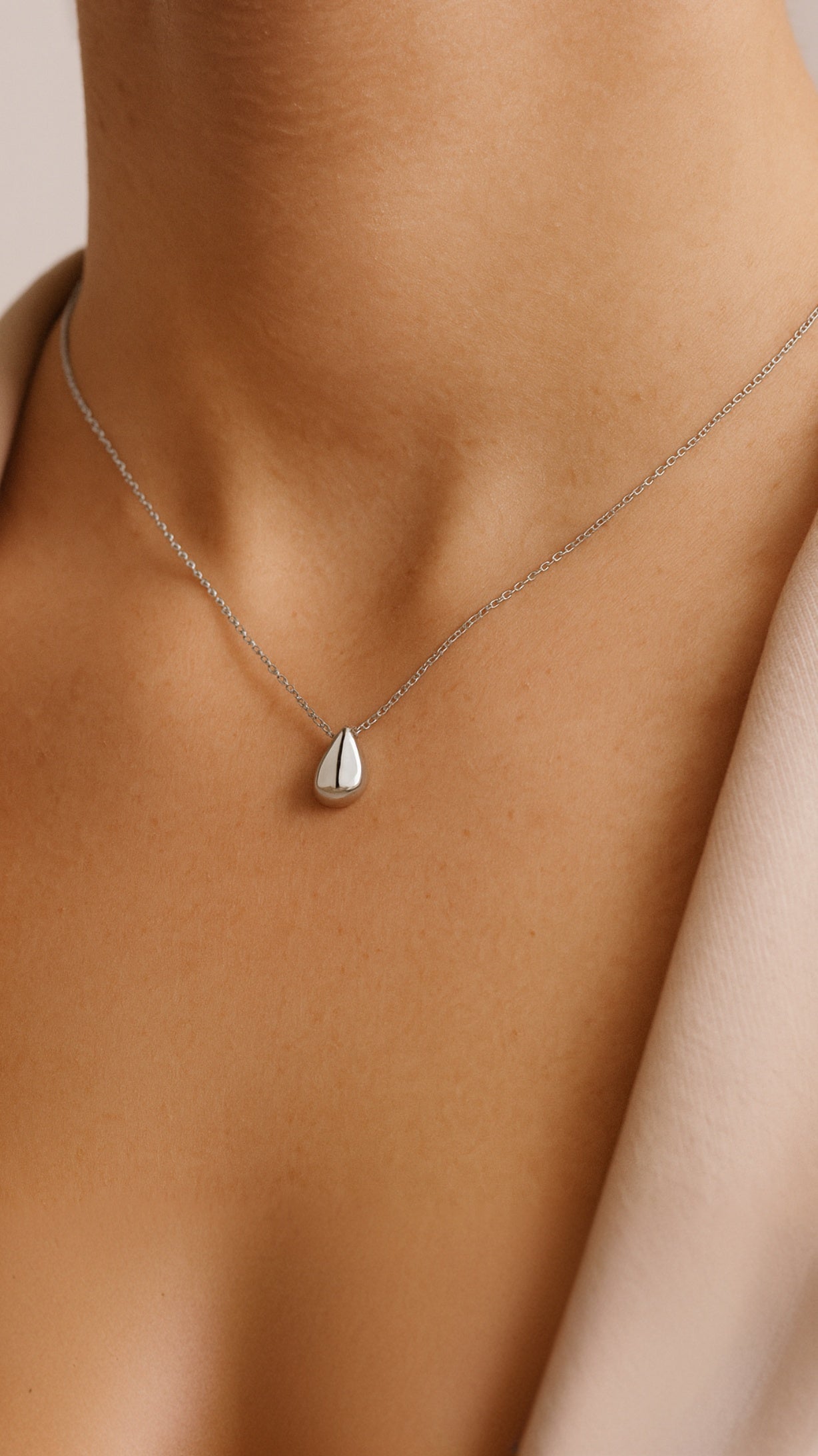 Silent Drop Necklace
