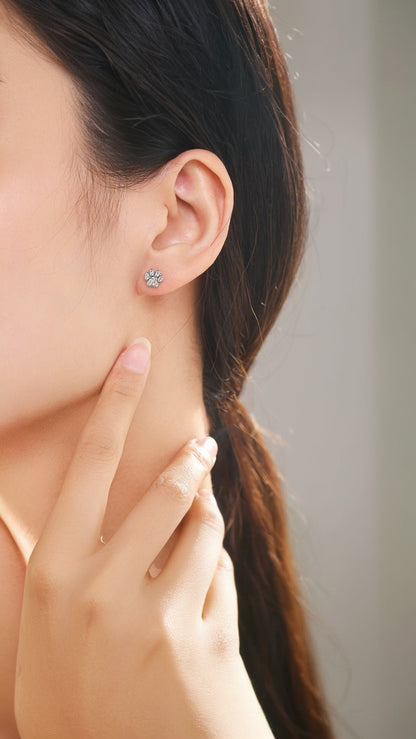Pendientes preciosos con huellas de patas