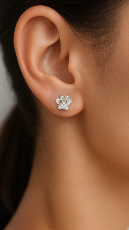 Pendientes preciosos con huellas de patas