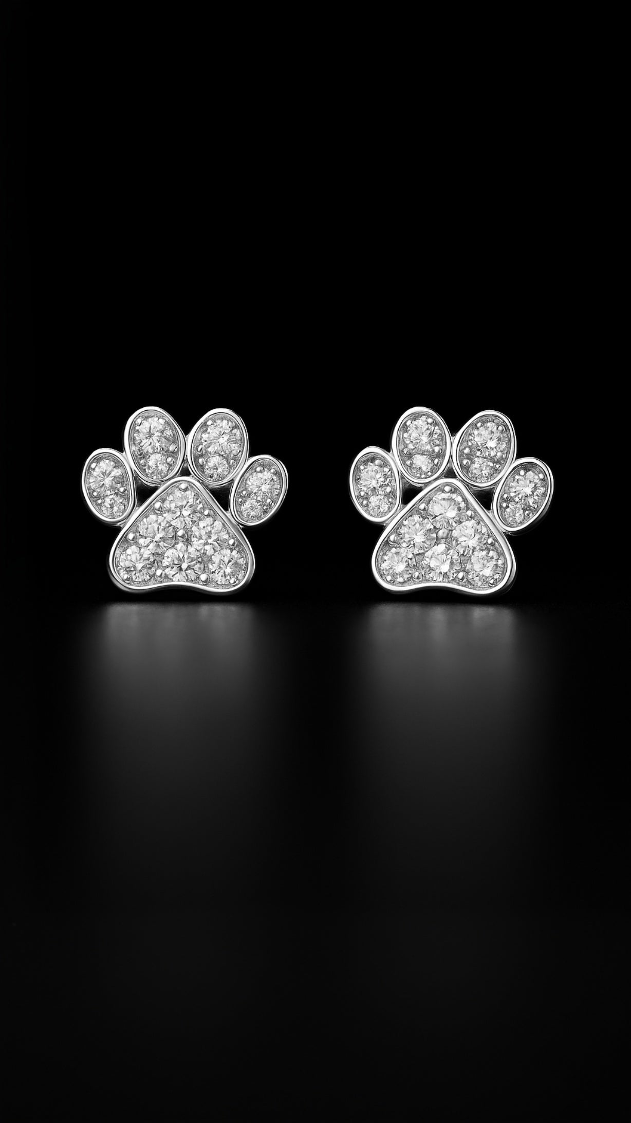 Pendientes preciosos con huellas de patas