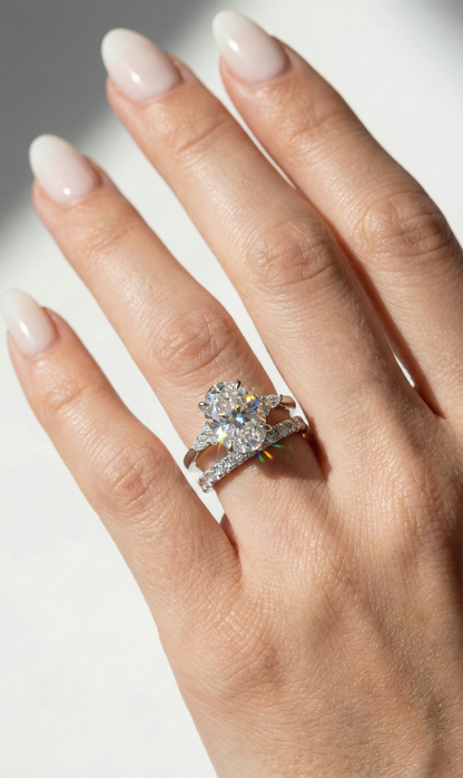 超越した優雅な指輪