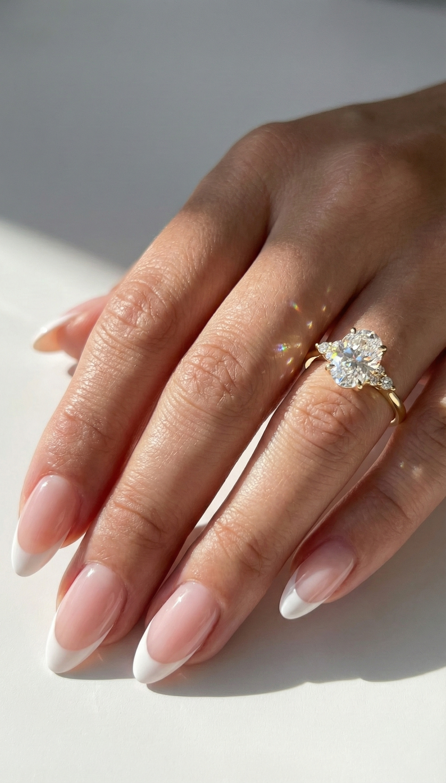 超越した優雅な指輪