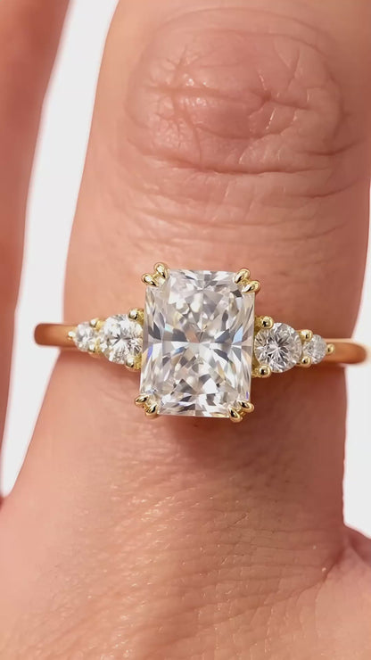 高貴に輝く指輪