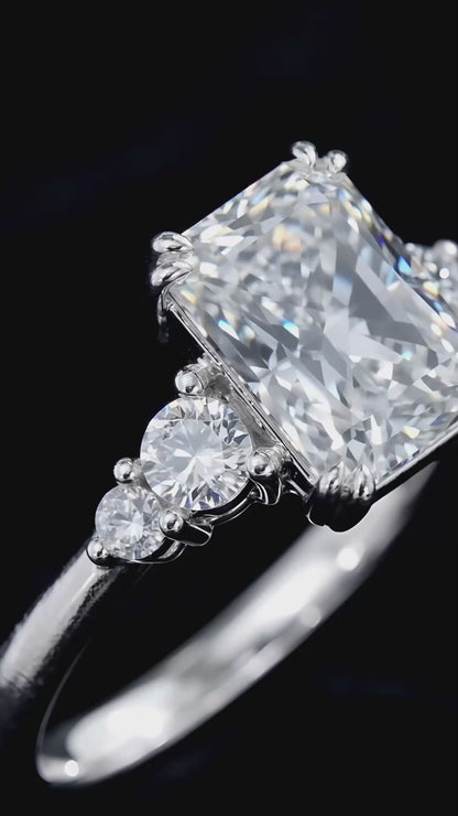 高貴に輝く指輪