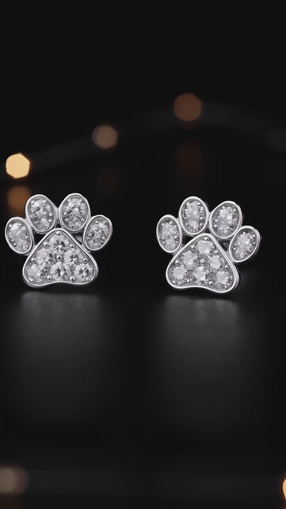 Pendientes preciosos con huellas de patas