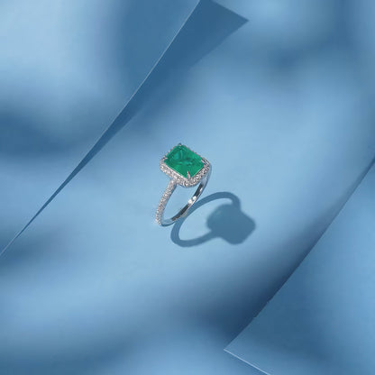 Anello Maestoso in Smeraldo