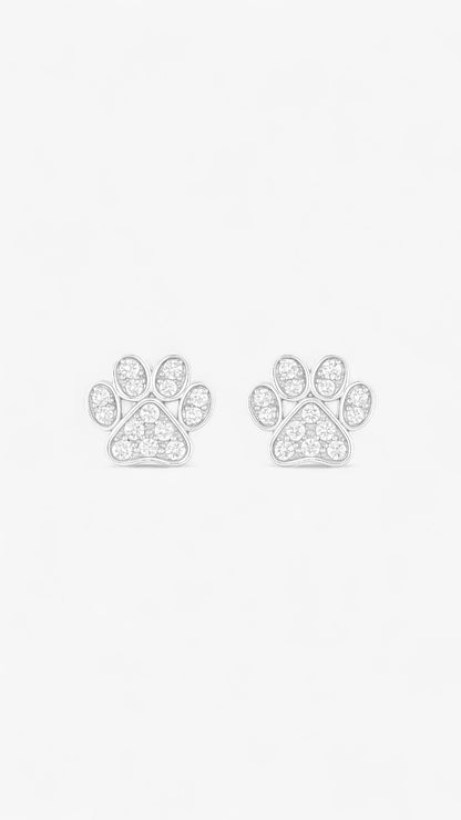Pendientes preciosos con huellas de patas