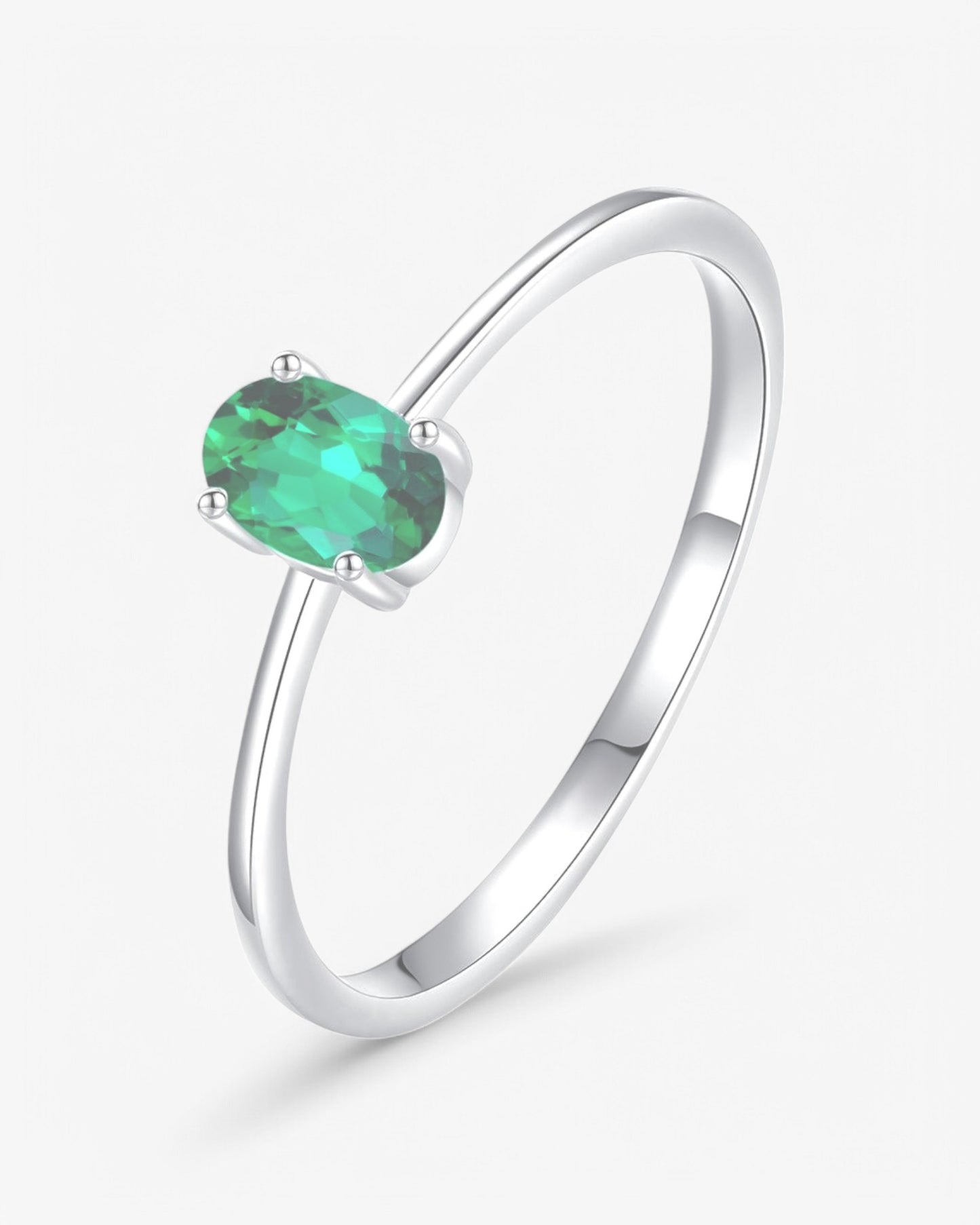 Anillo de esmeralda exuberante